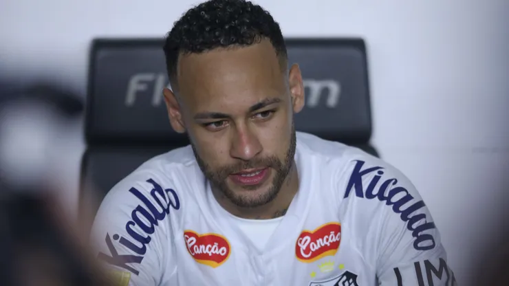 Neymar com a equipe do Santos - Foto: Reinaldo Campos/AGIF