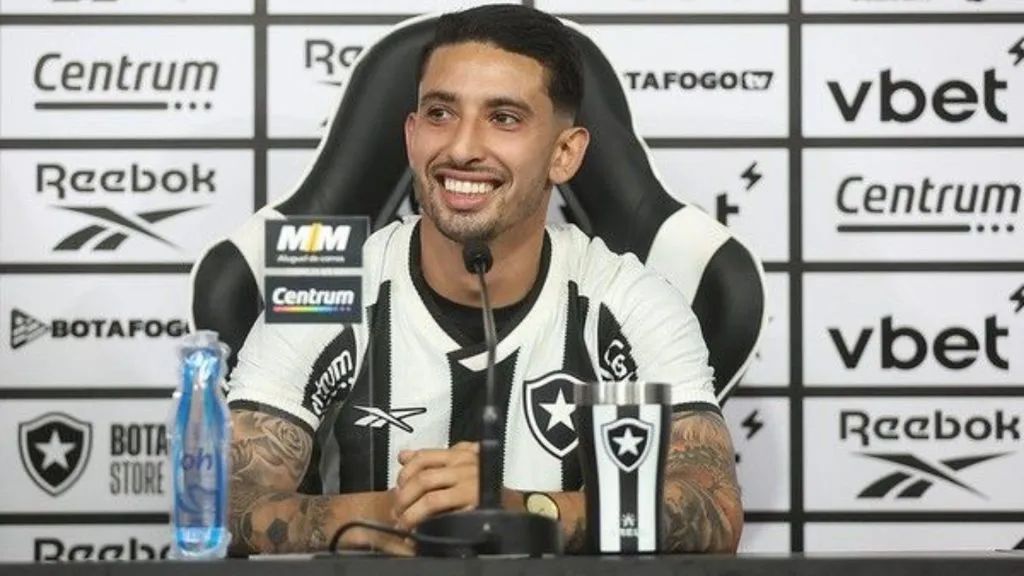 Santiago Rodríguez sendo apresentado pelo Botafogo – Foto: Vitor Silva/Botafogo