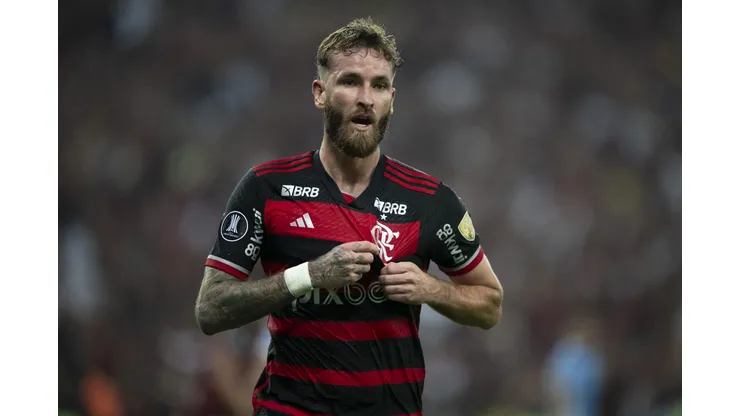 Léo Pereira jogador do Flamengo disputa lance com jogador do Bolivar durante partida no estádio Maracanã pelo campeonato Copa Libertadores 2024. Foto: Jorge Rodrigues/AGIF