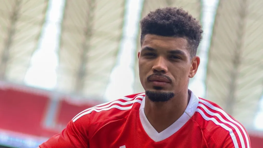 Juninho posa com a camisa do Internacional, no Beira-Rio. Foto: Ricardo Duarte/Internacional.