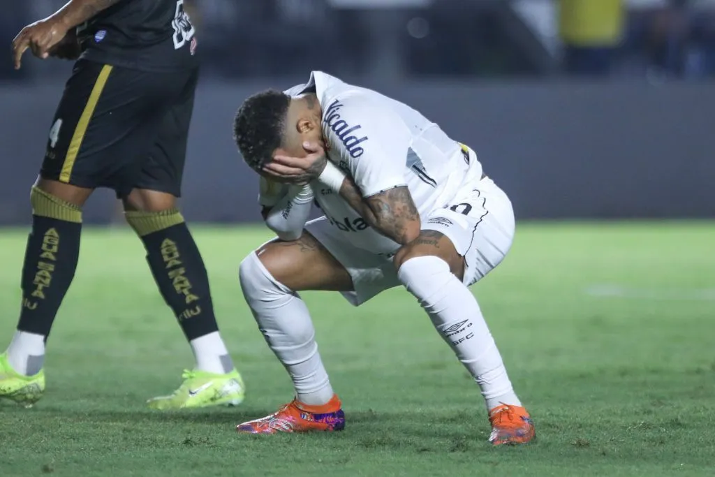 Neymar Jr. jogador do Santos lamenta durante partida contra o Agua Santa no estádio Vila Belmiro pelo campeonato Paulista 2025. Foto: Reinaldo Campos/AGIF