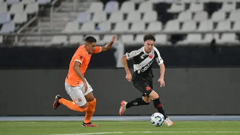 Nuno Moreira em ação diante do Nova Iguaçu, no Nilton Santos. Foto: Thiago Ribeiro/AGIF.