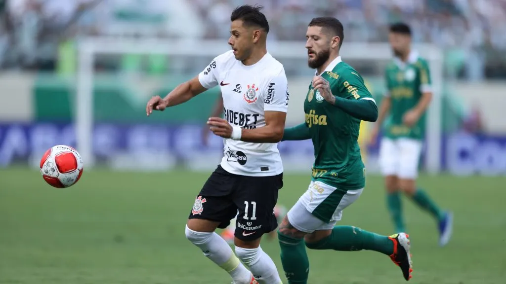 Zé Rafael do Palmeiras disputa lance com Romero do Corinthians durante partida no estádio Arena Barueri pelo campeonato Paulista 2024. Foto: Leonardo Lima/AGIF