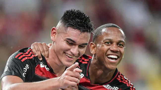 Foto: Thiago Ribeiro/AGIF – Alcaraz durante jogo do Rubro-Negro pelo Campeonato Carioca 2025.