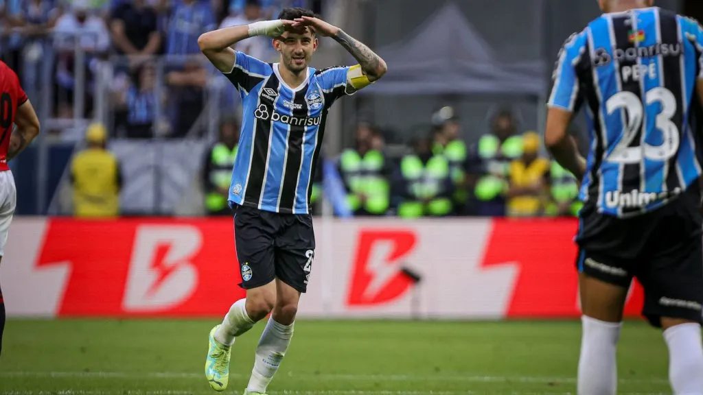 Villasanti em ação dentro das quatro linhas com a camisa do Grêmio. Foto: Maxi Franzoi/AGIF.