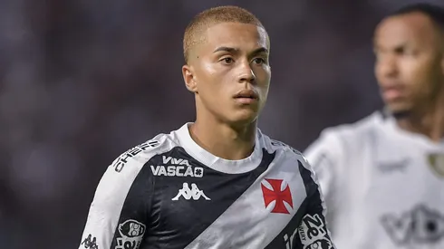 Zuccarello jogador do Vasco durante partida contra o Botafogo no estádio São Januário pelo campeonato Carioca 2025.