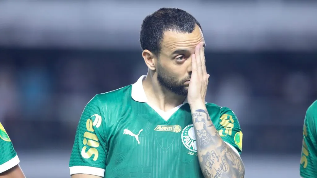 Felipe Anderson, jogador do Palmeiras durante execucao do hino nacional antes da partida contra o Santos no estadio Vila Belmiro pelo campeonato Paulista 2025. Foto: Reinaldo Campos/AGIF