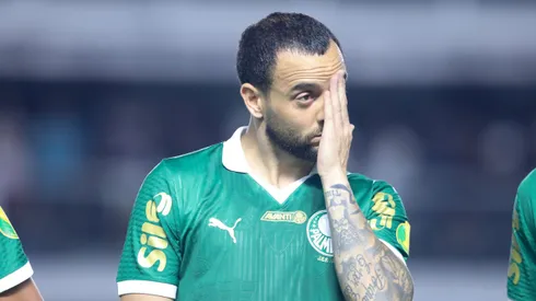 Felipe Anderson, jogador do Palmeiras durante execucao do hino nacional antes da partida contra o Santos no estadio Vila Belmiro pelo campeonato Paulista 2025. Foto: Reinaldo Campos/AGIF