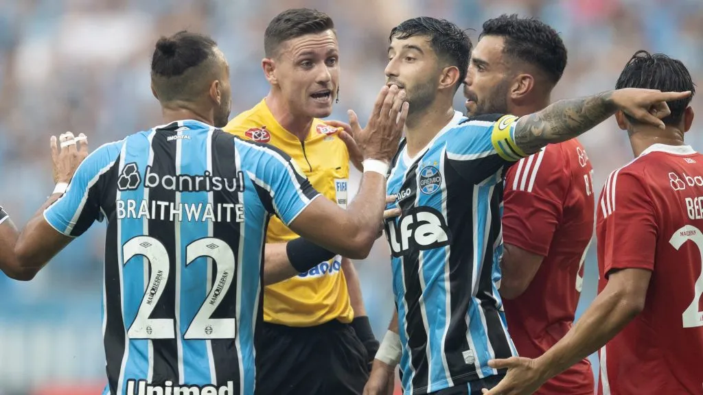 Villasanti e Braithwhite jogadores do Grêmio reclamam com a arbitragem durante partida contra o Internacional no estádio Arena do Grêmio pelo campeonato Gaúcho 2025. Foto: Liamara Polli/AGIF