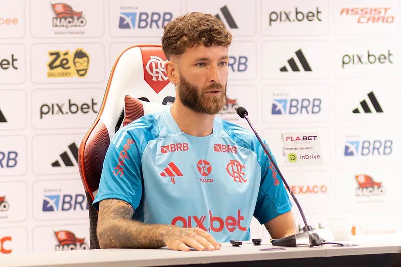Léo Pereira durante coletiva no Ninho do Urubu. Foto: Adriano Fontes/Flamengo