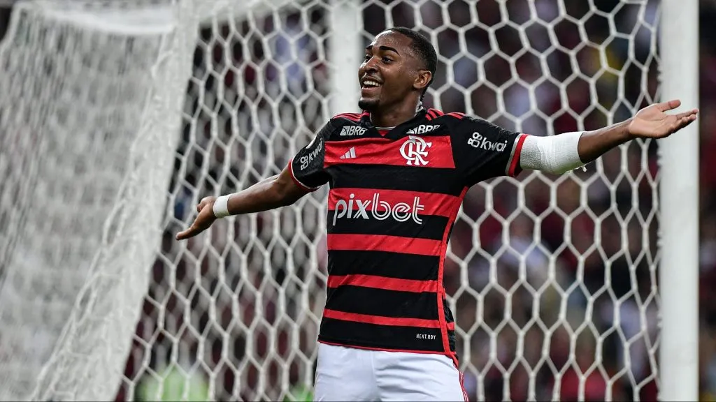 Lorran, jogador do Flamengo, durante partida contra o Gremio no estadio Maracana pelo campeonato Brasileiro A 2024. Foto: Thiago Ribeiro/AGIF