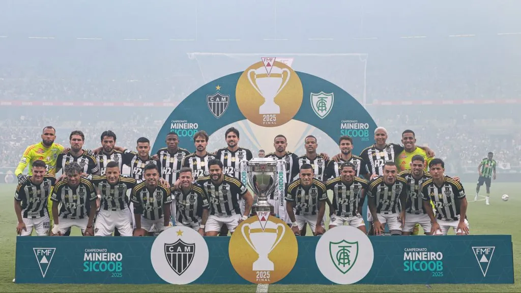 Elenco do Galão levantando o troféu. Foto: Gilson Lobo/AGIF