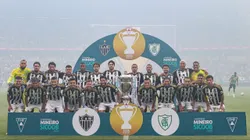 Elenco do Galão levantando o troféu. Foto: Gilson Lobo/AGIF