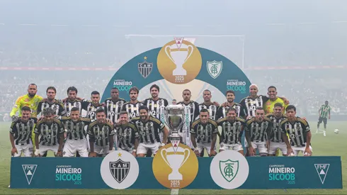 Elenco do Galão levantando o troféu. Foto: Gilson Lobo/AGIF