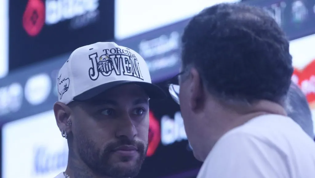 Foto: Reinaldo Campos/AGIF – Extracampo de Neymar preocupa Caixinha no Santos.