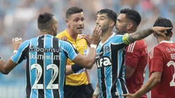 Villasanti e Braithwhite jogadores do Grêmio, reclamam com a arbitragem durante partida contra o Internacional na Arena do Grêmio pelo campeonato Gaúcho 2025. Foto: Liamara Polli/AGIF