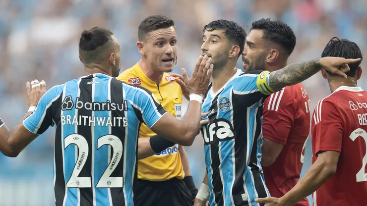 Villasanti e Braithwhite jogadores do Grêmio, reclamam com a arbitragem durante partida contra o Internacional na Arena do Grêmio pelo campeonato Gaúcho 2025. Foto: Liamara Polli/AGIF