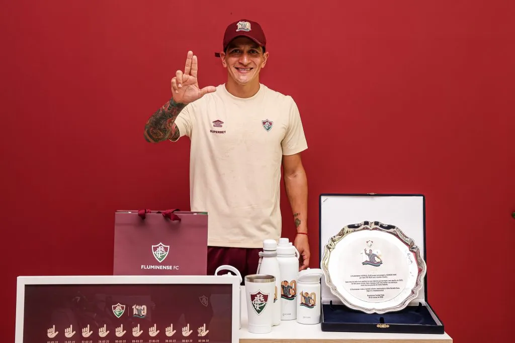 Cano com a placa e o quadro pelos 100 gols com a camisa do Fluminense. Foto: Marcelo Gonçalves/Fluminense FC