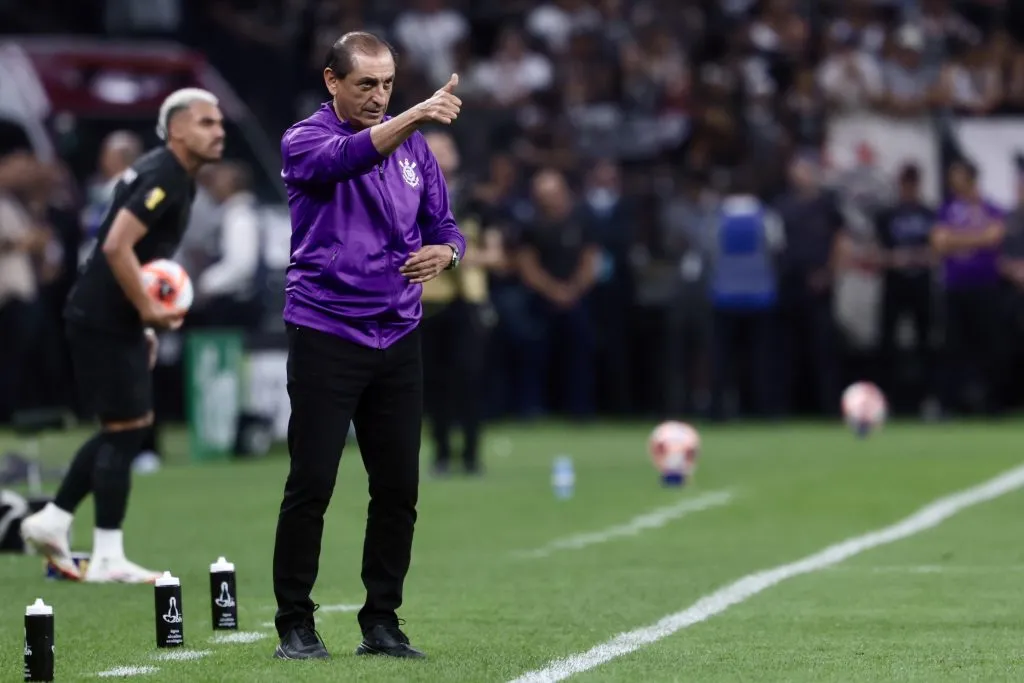 Ramón Díaz no comando do Corinthians. Foto: Marcello Zambrana/AGIF