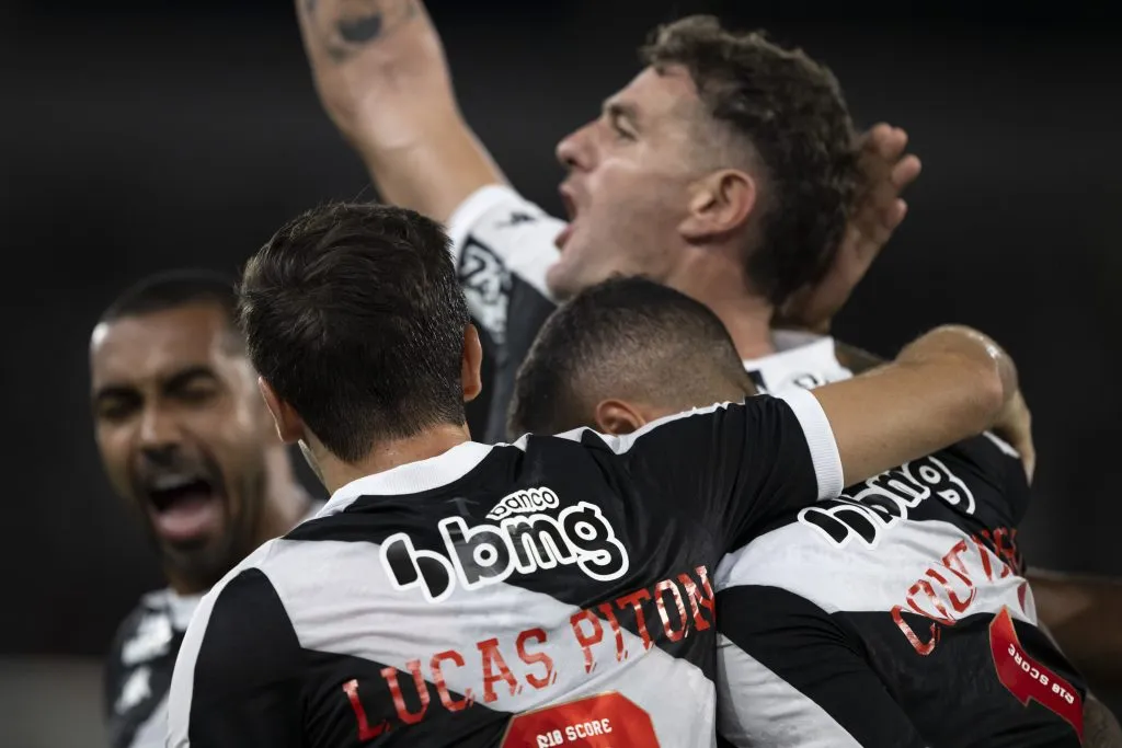 Coutinho jogador do Vasco comemora seu gol com Vegetti – Foto: Jorge Rodrigues/AGIF