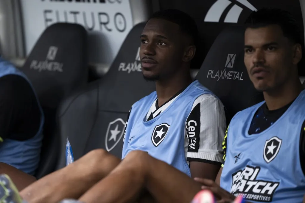 RJ – RIO DE JANEIRO – 09/11/2024 – BRASILEIRO A 2024, BOTAFOGO X CUIABA – Jeffinho jogador do Botafogo antes da partida contra o Cuiaba no estadio Engenhao pelo campeonato Brasileiro A 2024. Foto: Jorge Rodrigues/AGIF