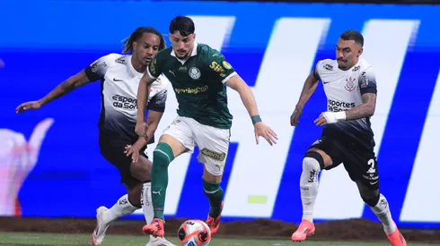 Joaquin Piquerez e Carrillo disputando bola no jogo de ida. Foto: Ettore Chiereguini/AGIF