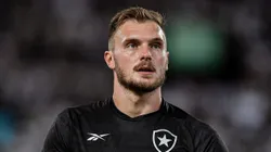Lucas Perri, ex-goleiro do Botafogo, durante partida válida pelo Campeonato Brasileiro de 2023. Foto: Thiago Ribeiro/AGIF.