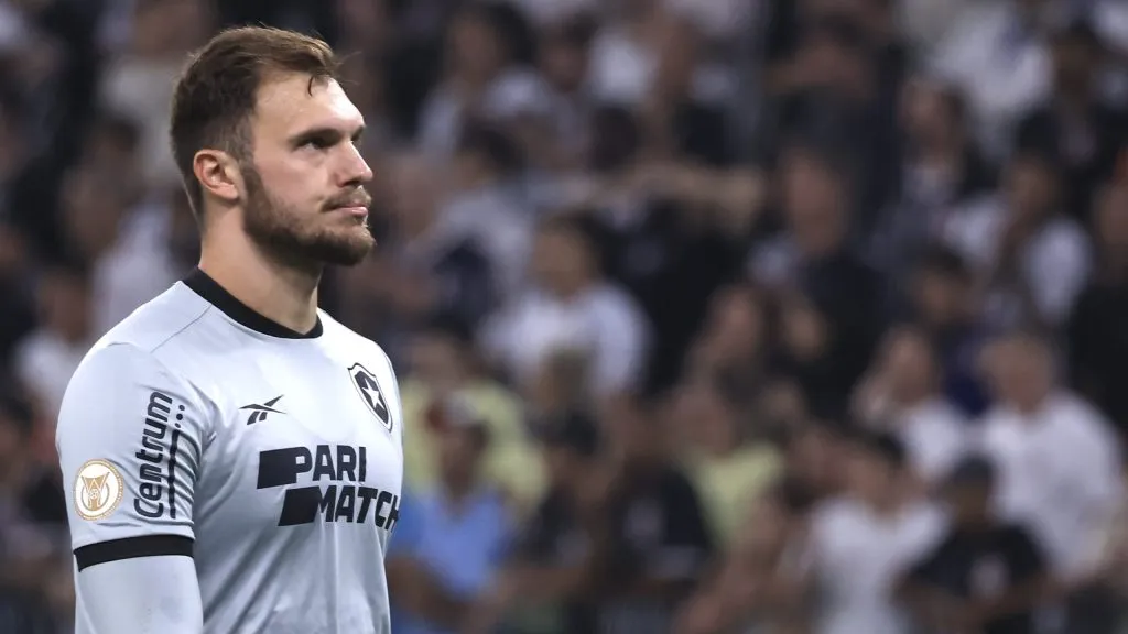 Lucas Perri em ação com a camisa do Botafogo. Foto: Marcello Zambrana/AGIF.