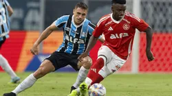 Christian, jogador do Grêmio, disputa lance com Carbonero jogador do Internacional durante partida no estadio Arena do Gremio pelo campeonato Gaucho 2025. Foto: Liamara Polli/AGIF