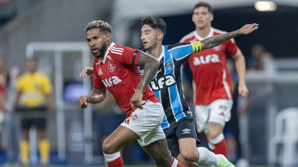 Villasanti jogador do Grêmio disputa lance com Wesley jogador do Internacional durante partida no estádio Arena do Grêmio pelo campeonato Gaúcho 2025. Foto: Liamara Polli/AGIF