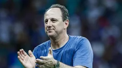 Ceni comemorando o triunfo contra o Boston River (URU)