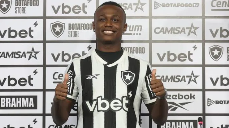 Nathan Fernandes durante apresentação no Botafogo - Foto: Vitor Silva/Botafogo