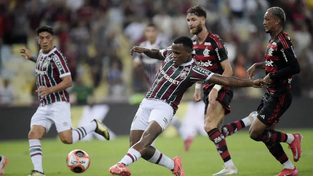 Jhon Arias jogador do Fluminense durante partida contra o Flamengo no estádio Maracanã pelo campeonato Carioca 2025. Foto: Alexandre Loureiro/AGIF