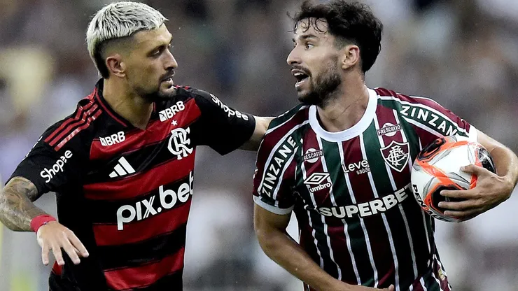 Disputa entre Arrascaeta e Martinelli no Fla-Flu.