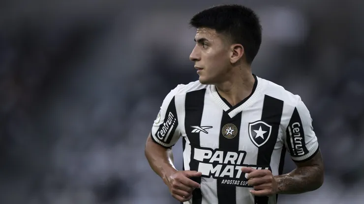 Almada em ação com a camisa do Alvinegro. Foto: Jorge Rodrigues/AGIF.
