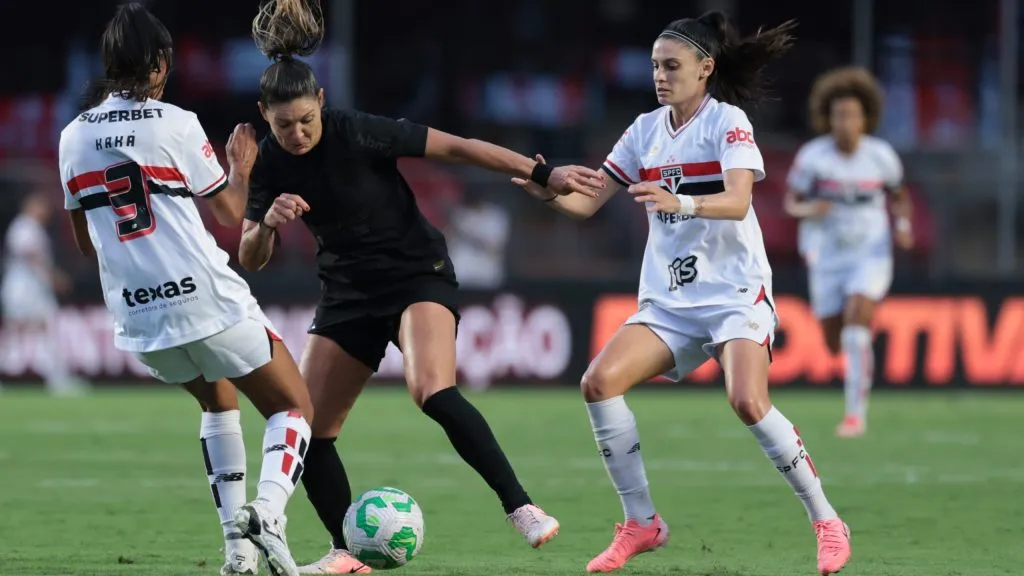 jogadora do São Paulo disputa lance com jogadora do Corinthians durante partida no estádio Morumbi pelo campeonato Supercopa 2025. Foto: Marcello Zambrana/AGIF