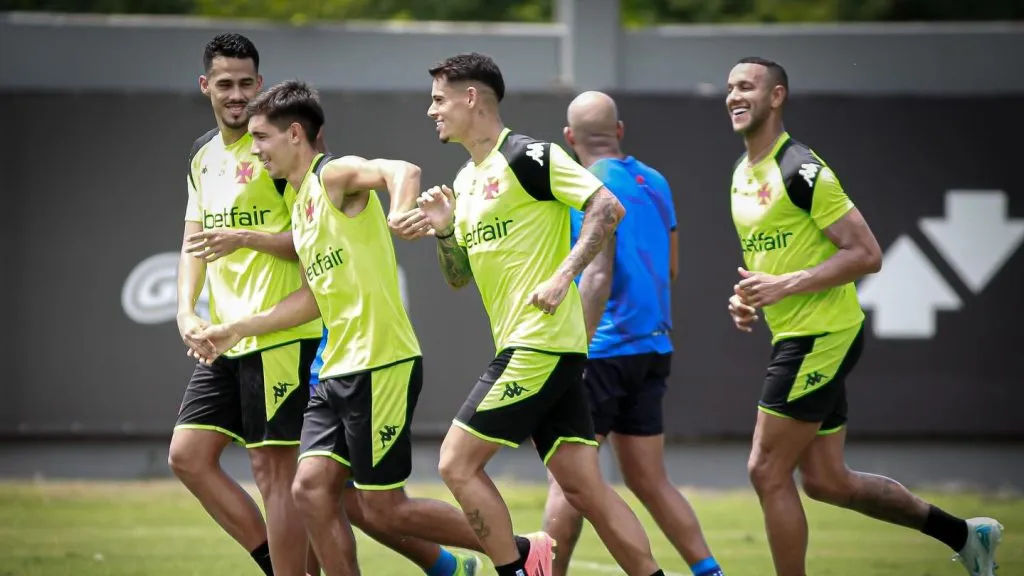 Jogadores comemoram gol em atividade realizada diante do Maricá. Foto: Matheus Lima/Vasco da Gama.
