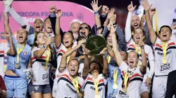 Jogadoras do São Paulo comemoram título de campeão durante cerimônia de premiação após vitoria contra o Corinthians em partida no estádio Morumbi pela decisão do campeonato Supercopa 2025.