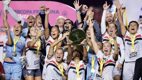 Jogadoras do São Paulo comemoram título de campeão durante cerimônia de premiação após vitoria contra o Corinthians em partida no estádio Morumbi pela decisão do campeonato Supercopa 2025.