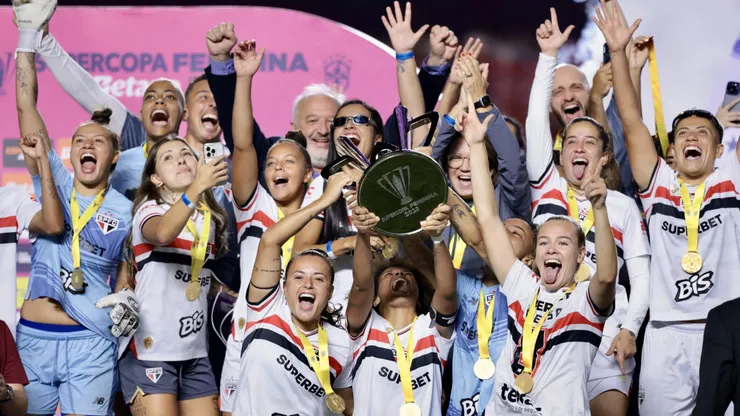 Jogadoras do São Paulo comemoram título de campeão durante cerimônia de premiação após vitoria contra o Corinthians em partida no estádio Morumbi pela decisão do campeonato Supercopa 2025.