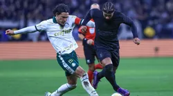 Memphis Depay jogador do Corinthians disputa lance com Gustavo Gomez jogador do Palmeiras. Foto: Marcello Zambrana/AGIF