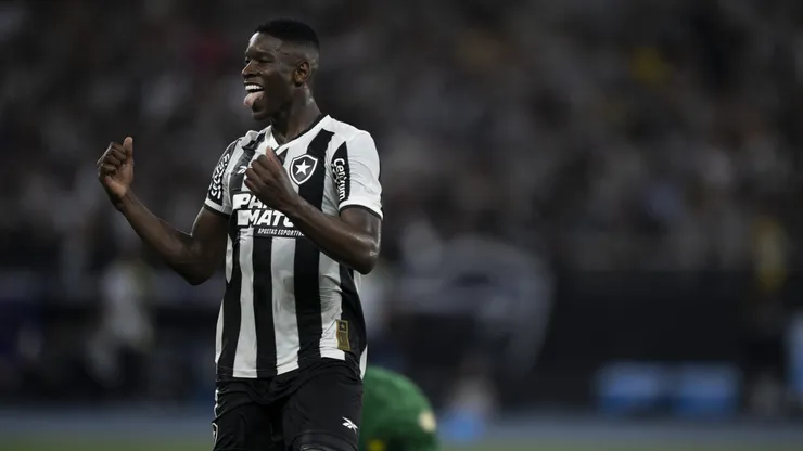 Luiz Henrique, jogador do Botafogo, comemora seu gol durante partida contra o Peñarol, pela CONMEBOL Libertadores de 2024. Foto: Jorge Rodrigues/AGIF.