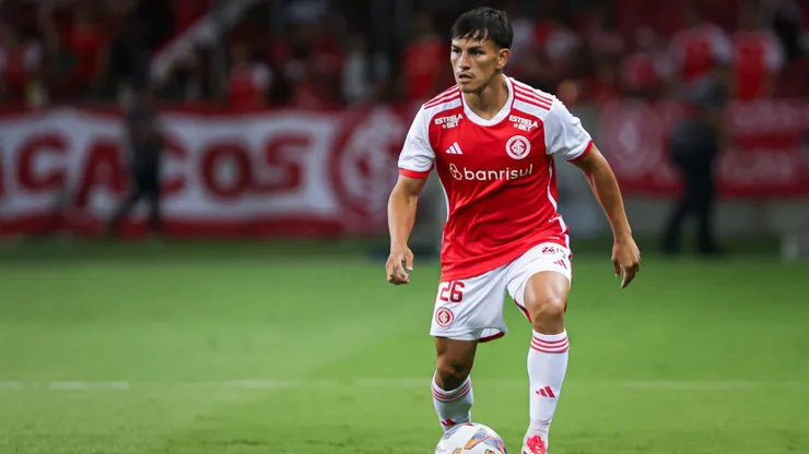 Bernabei, jogador do Internacional durante decisão no Beira-Rio contra o Grêmio pelo campeonato Gaucho 2025.