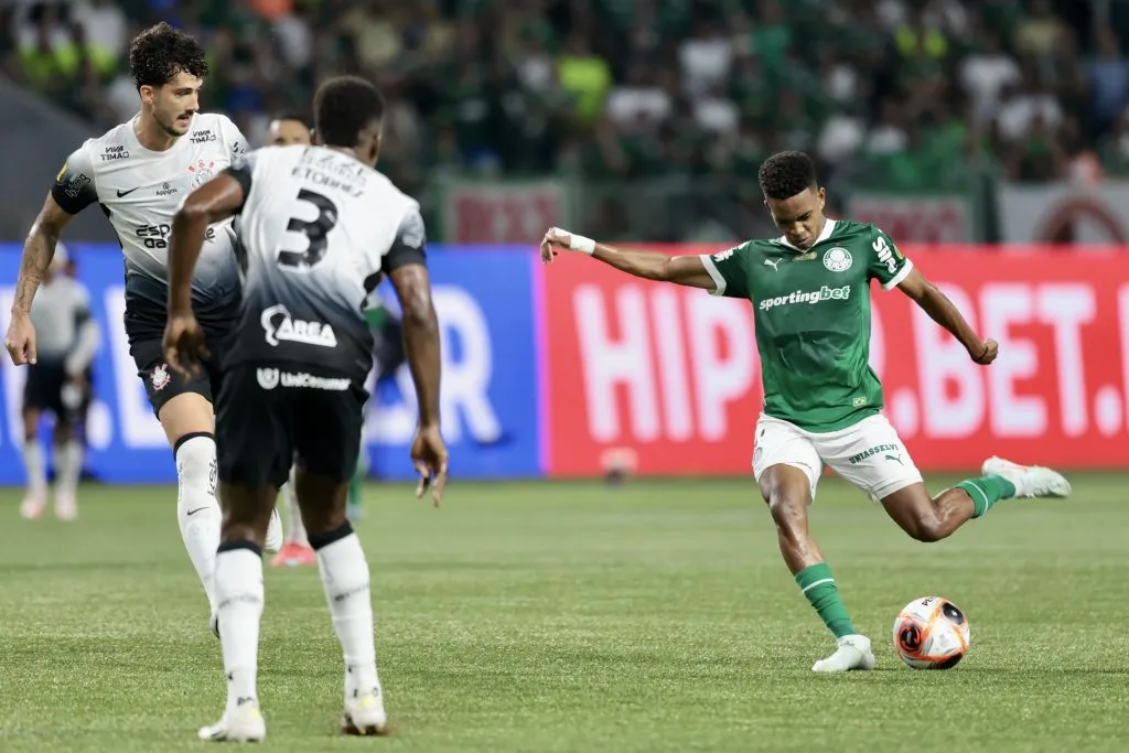 Estêvão no clássico contra o Corinthians. Foto: Marcello Zambrana/AGIF