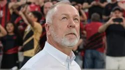 Mano Menezes alertou sobre a necessidade de reforçar e melhorar a equipe