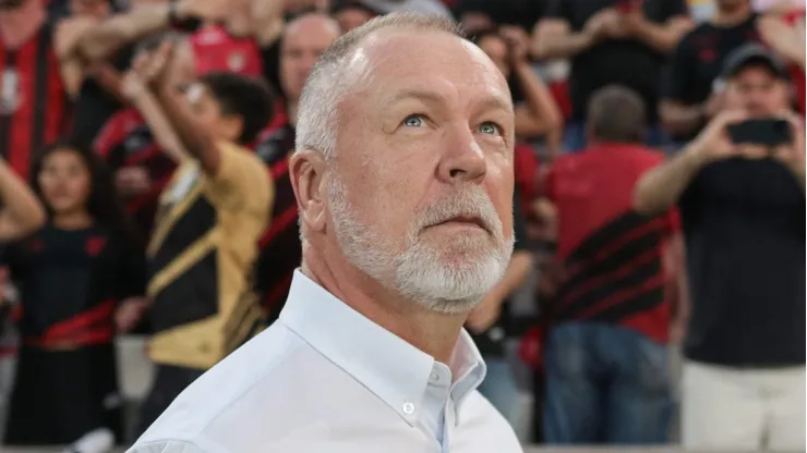 Mano Menezes alertou sobre a necessidade de reforçar e melhorar a equipe