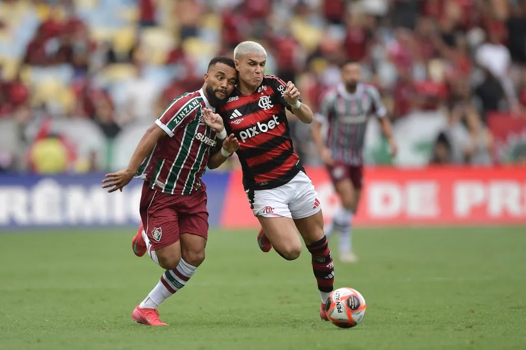 Luiz Araujo jogador do Flamengo disputa lance com Samuel Xavier jogador do Fluminense – Foto: Thiago Ribeiro/AGIF