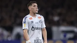 Rollheiser, jogador do Santos, durante partida contra o Corinthians no estadio Arena Corinthians pelo campeonato Paulista 2025. Foto: Marcello Zambrana/AGIF