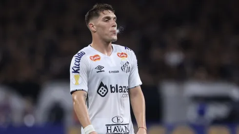 Rollheiser, jogador do Santos, durante partida contra o Corinthians no estadio Arena Corinthians pelo campeonato Paulista 2025. Foto: Marcello Zambrana/AGIF