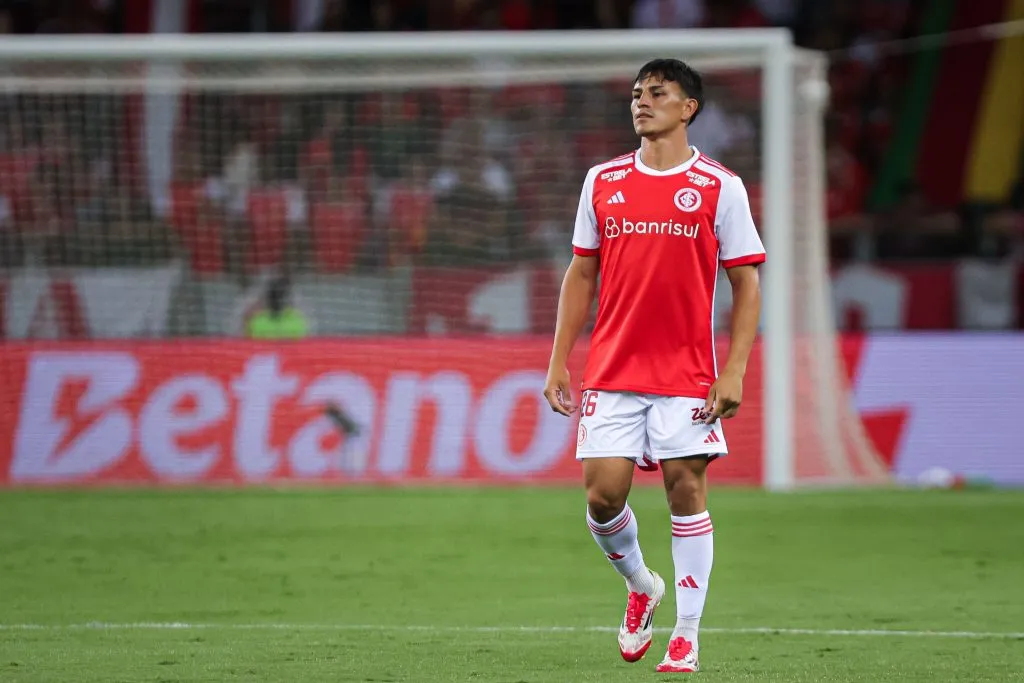 Bernabei, lateral do Inter comemorou o triunfo colorado sobre o rival após placar agregado do jogo de ida pelo campeonato Gaucho 2025. Foto: Maxi Franzoi/AGIF